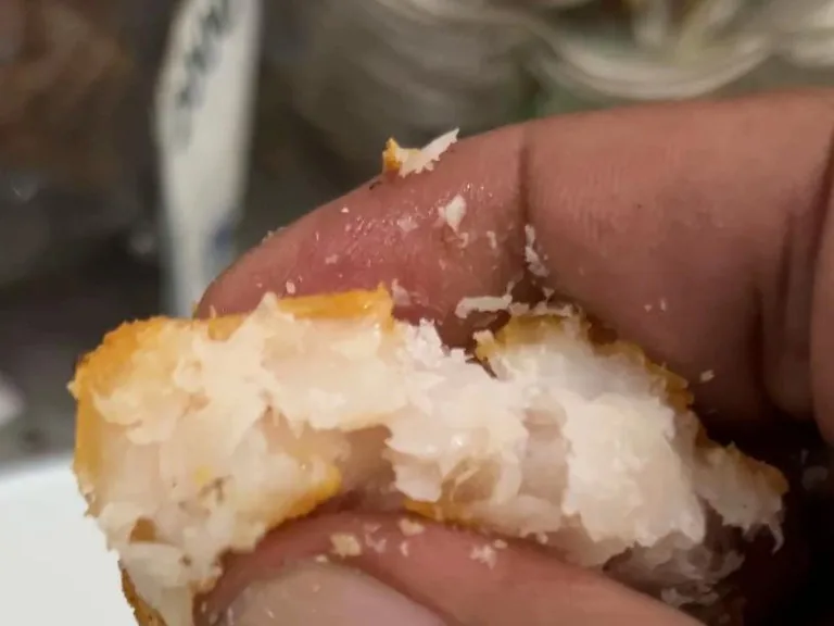 Potongan jambal roti goreng yang langsung remah dan berserat saat dipencet jari